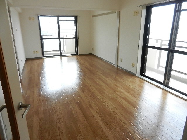 居室・リビング　(同タイプの他の部屋の写真です)