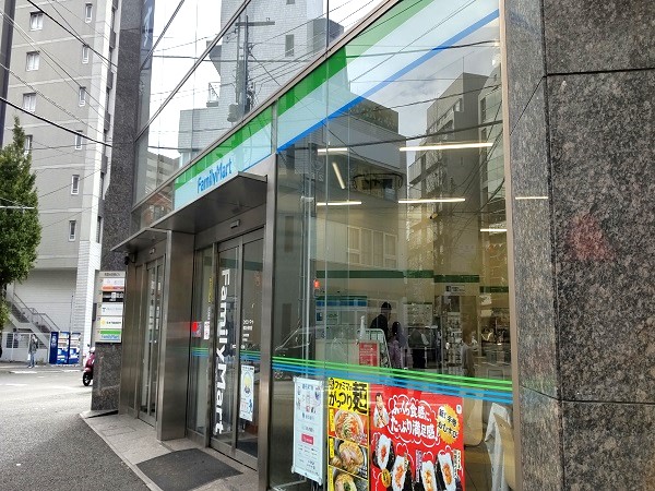 コンビニ　ファミリーマート青葉台駅南店（コンビニ）まで555m