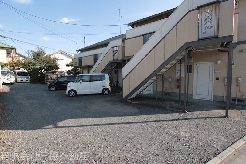 建物外観　敷地内駐車場（月額3 000円）要空確認