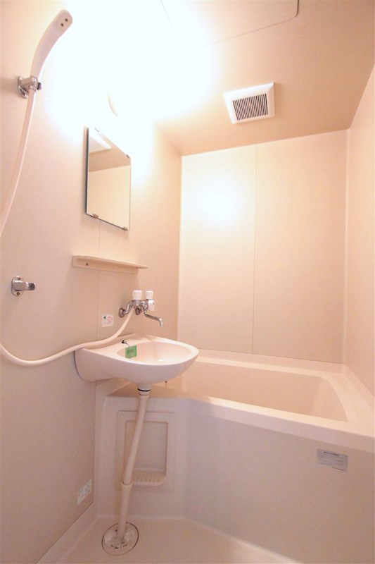 バス・シャワールーム　バス・トイレ別タイプ　※別部屋同間取り写真につき若干相違有