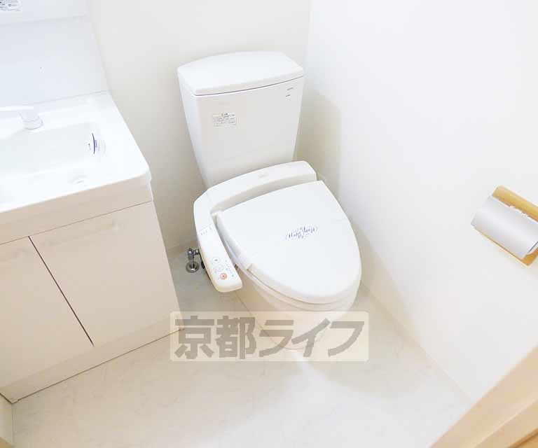 トイレ　ウォシュレット完備。