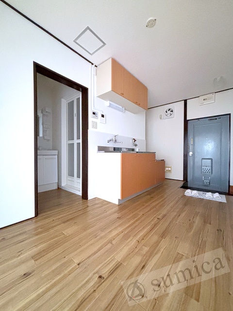居室・リビング　内装は白を基調として建具とキッチンがグッと映えてます＾＾