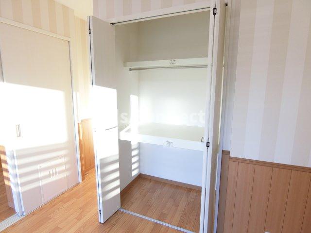 その他設備　南側洋室にも収納付き。