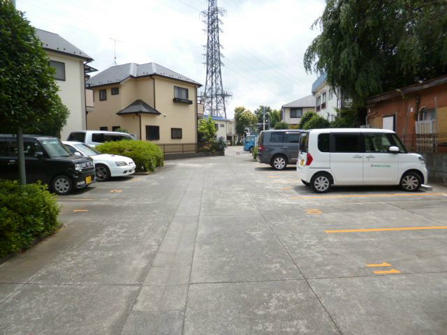 駐車場　敷地内に駐車場がございます。