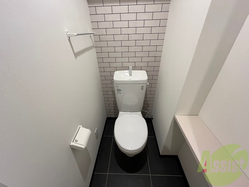トイレ　トイレです。タオル掛けもついて便利ですね。