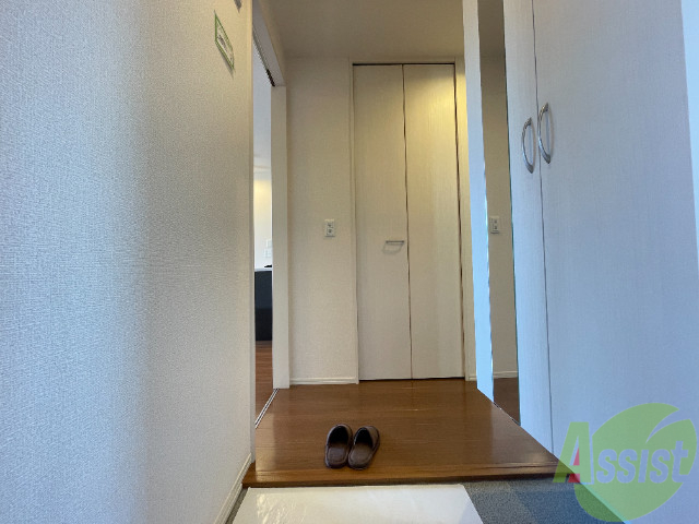 玄関　玄関を入って左が下足入れ、正面が物入れになってますよ。