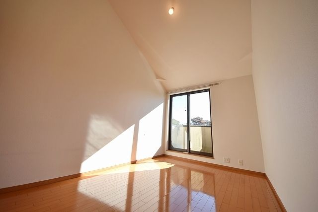 その他部屋・スペース　★8帖の洋室・南向き・ロフト付きなので天井が高いお部屋です★