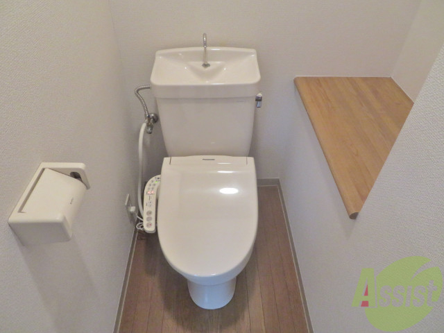 トイレ　トイレには、温水洗浄便座が付いていて好印象ですね。