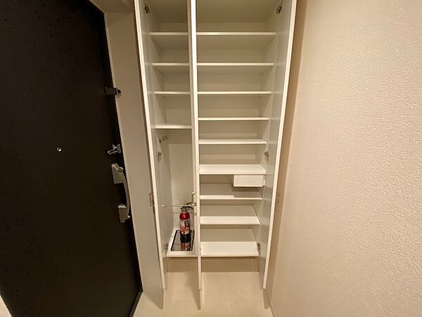 玄関　※別部屋の参考写真です。