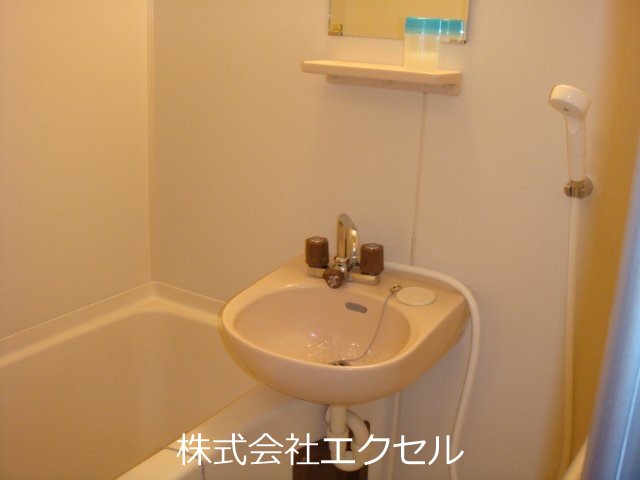 洗面設備　鏡付きの洗面所