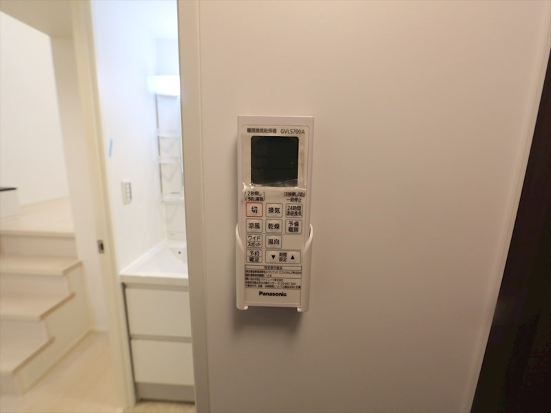 その他設備　浴室暖房乾燥機付き
