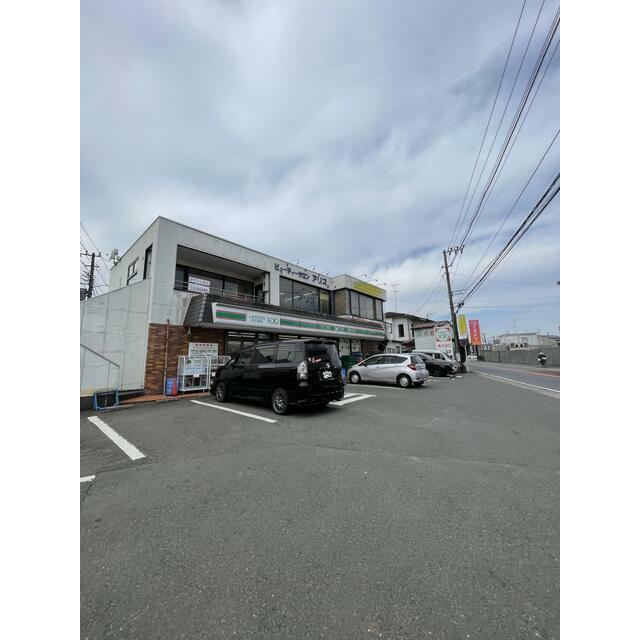 コンビニ　ローソンストア１００厚木下川入店（コンビニ）まで689m