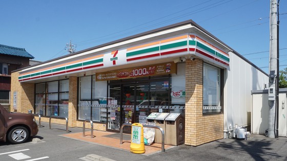 コンビニ　セブンイレブン四日市曙町店（コンビニ）まで459m