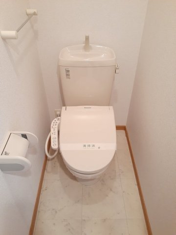 トイレ　落ち着いた色調のトイレです