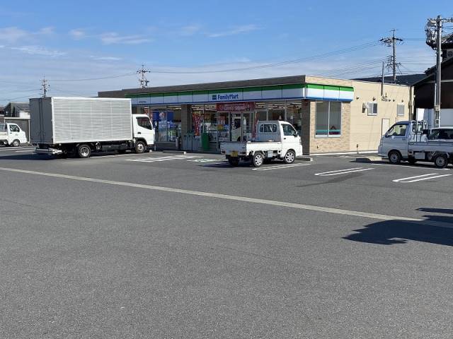 コンビニ　ファミリーマート（コンビニ）まで562m