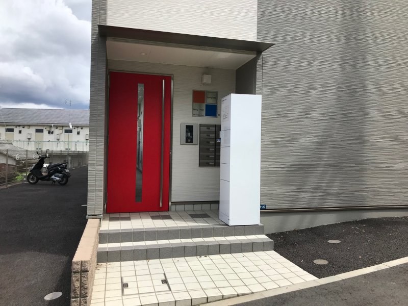 エントランス　宅配BOX付きのエントランス