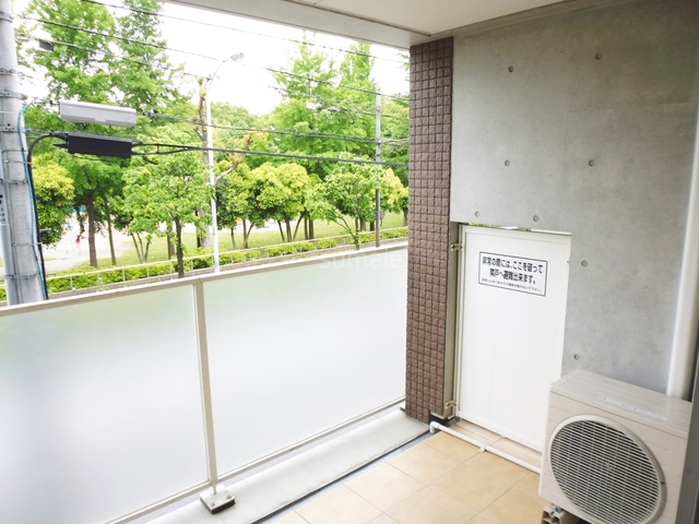 バルコニー　屋根付きのバルコニーは幅広めです！