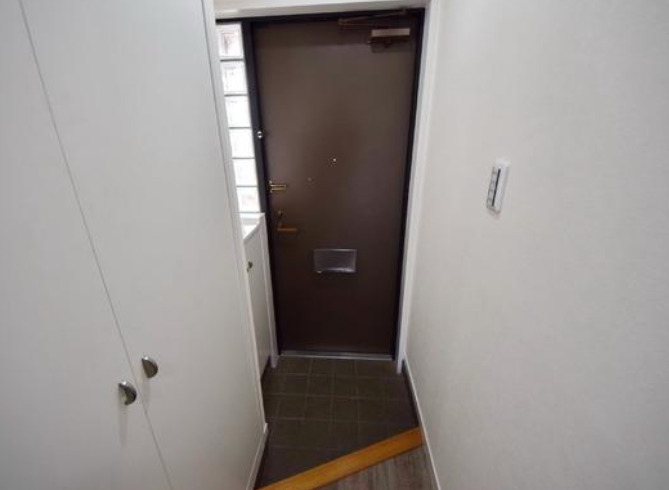玄関　別部屋の画像を使用しております。