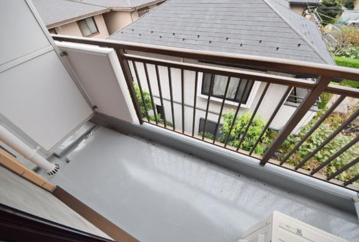 バルコニー　別部屋の画像を使用しております。