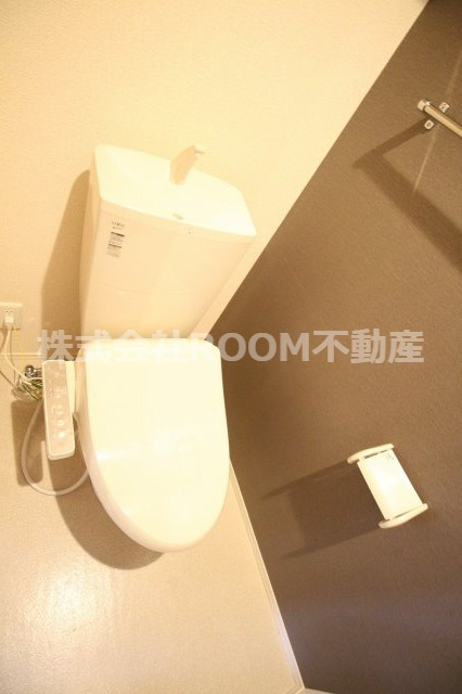 トイレ　落ち着いた色調のトイレです