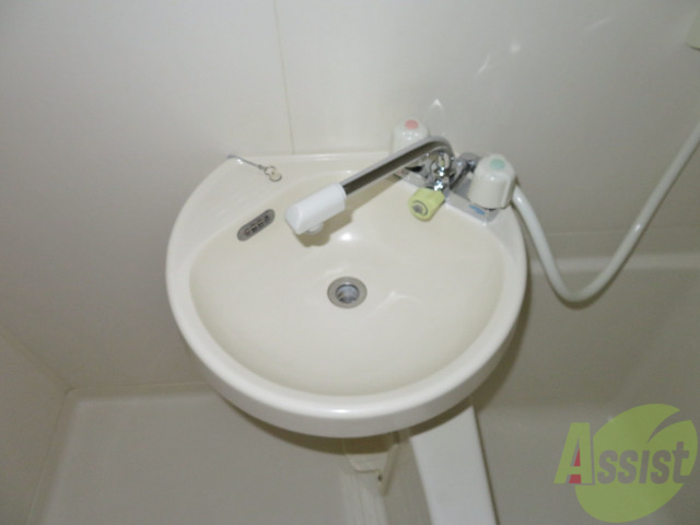 洗面設備　シンプルな洗面台なので、お掃除がしやすそうですね。
