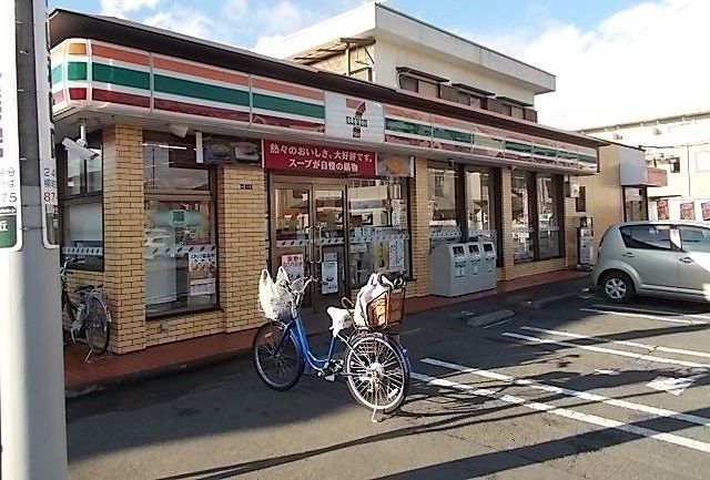 コンビニ　セブンイレブン（コンビニ）まで900m