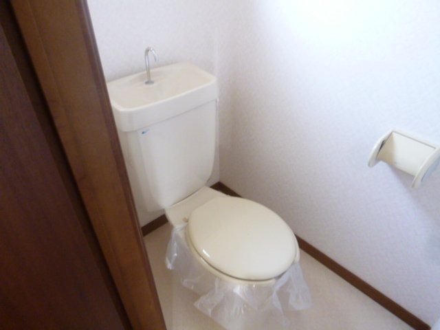トイレ　同建物201号室の写真です。