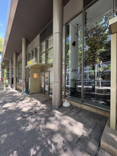 コンビニ　デイリーヤマザキ 六本木３丁目店（コンビニ）まで422m