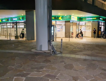 スーパー　マルエツ プチ 汐留シオサイト店（スーパー）まで834m