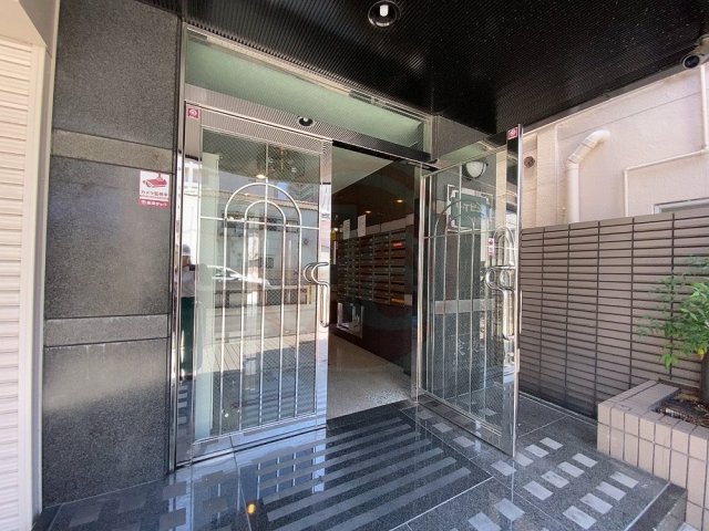 エントランス　落ち着いたエントランスです