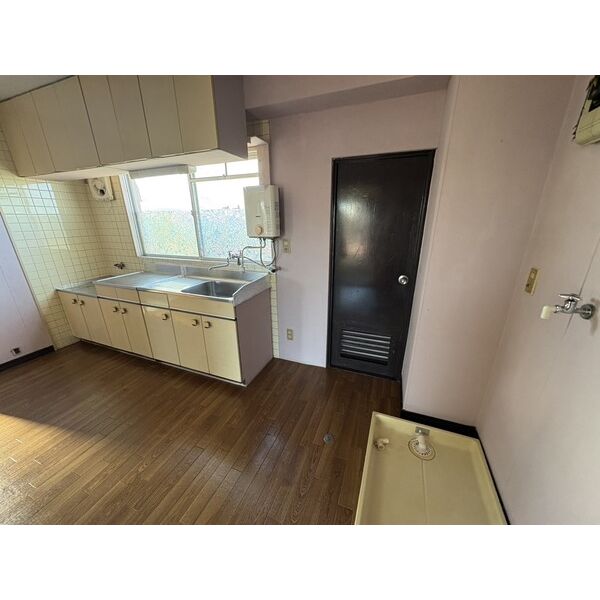玄関　掲載写真は同型モデルを掲載しており実際のお部屋と仕様等が異な