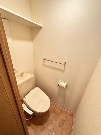 トイレ　写真は同物件別部屋・別間取りの写真となります。