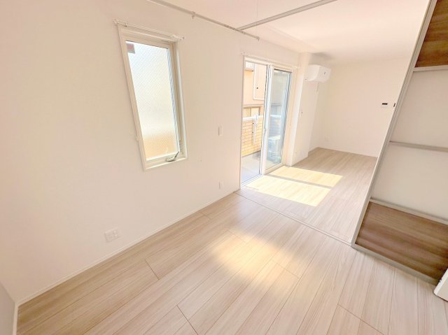 その他部屋・スペース　ゆとりのあるベッドルームで快適な睡眠をとってくださいね。