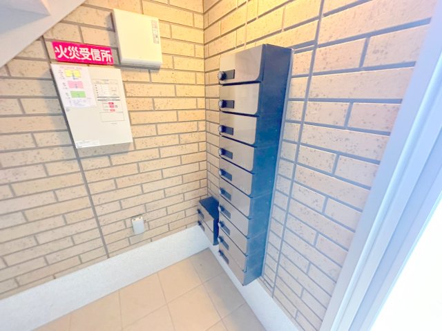 ロビー　ロビーにある各部屋毎のメールボックス。