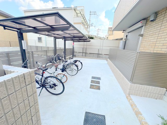 駐車場　敷地内にある駐輪場。雨の日にはうれしい屋根つきです。