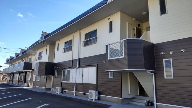 建物外観　２０２４年に屋根と壁を全面塗装したので綺麗な外観です