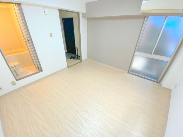 居室・リビング　窓が大きいので圧迫感がありません。日光浴が日課になりそう。