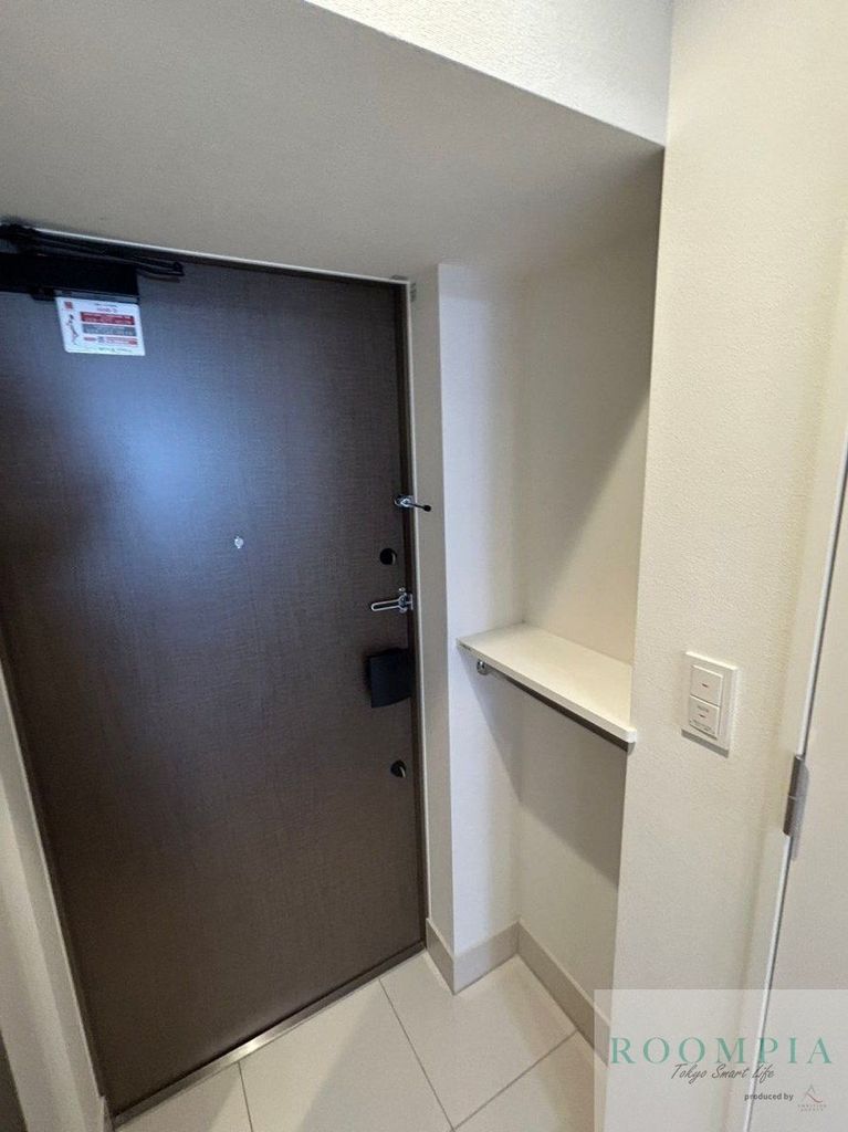 玄関　※同タイプの別のお部屋です。