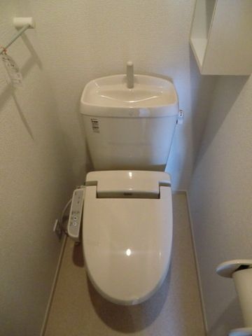 トイレ　洗浄機能付きの便座です