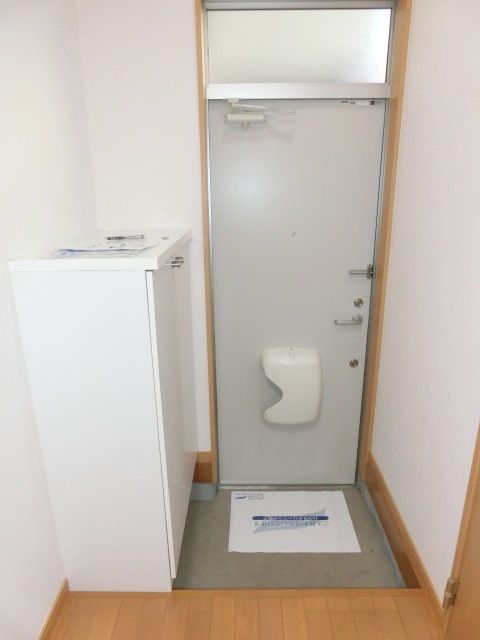 玄関　玄関にはシューズボックスがあります