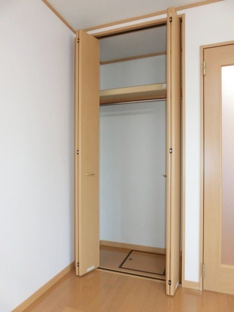 収納　クローゼット付きの洋室