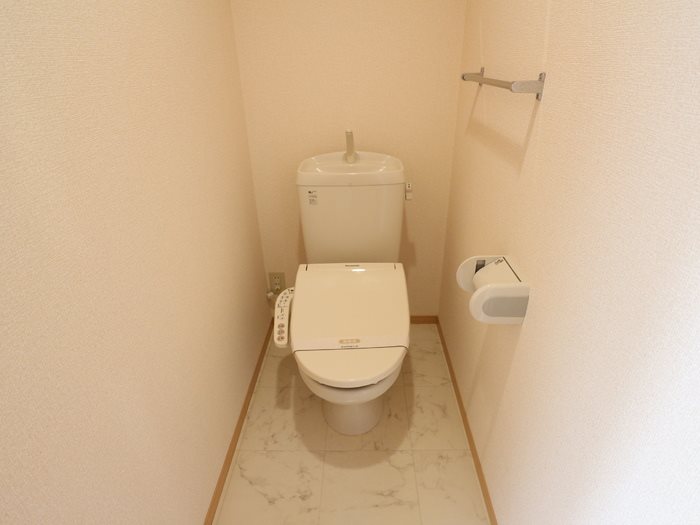 トイレ　温水洗浄便座です。