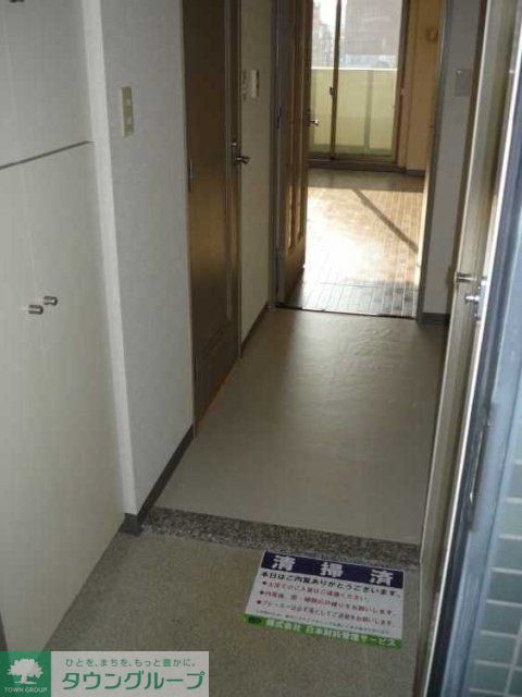 玄関　写真は同タイプ住戸です。