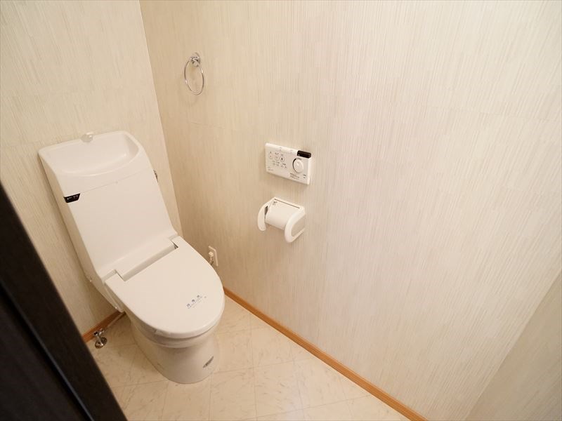 トイレ　落ち着くトイレ空間、もちろんウォシュレット付き
