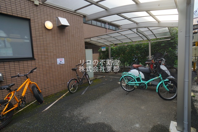 その他共有部分　雨の日でも安心して止められる屋根付の駐輪場です☆