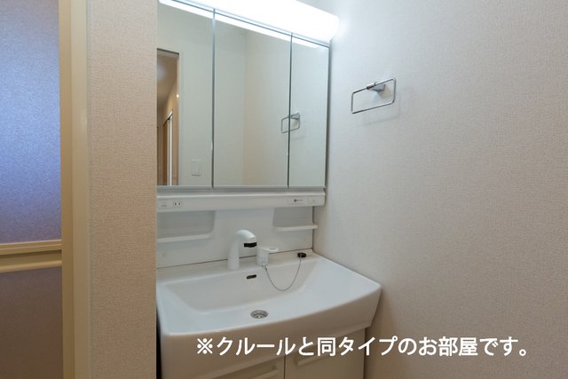 洗面設備　明るい洗面所です