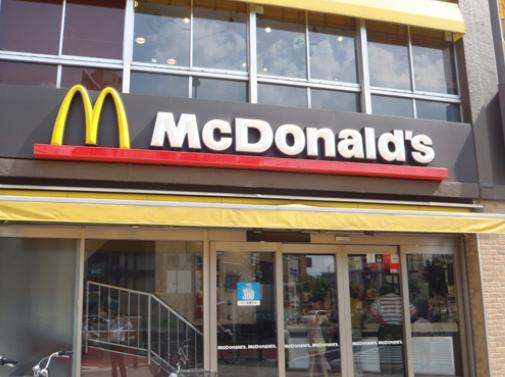 飲食店　マクドナルド 東新宿駅前店（飲食店）まで1074m