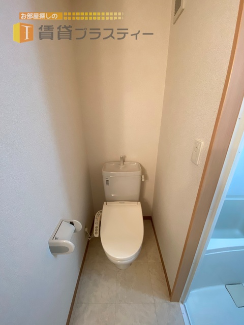 トイレ　温水洗浄暖房便座付き。
