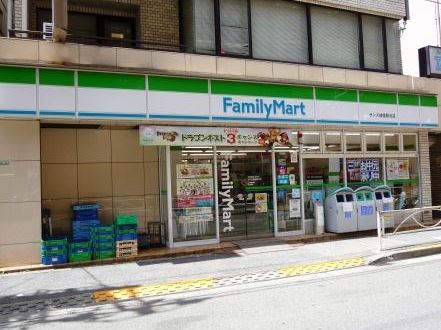 コンビニ　ファミリーマート サンズ経堂駅北店（コンビニ）まで498m