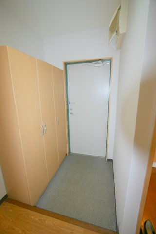 玄関　※同タイプの写真となり、実際のお部屋とは異なる場合があります